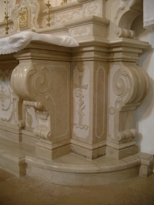 particolare di un altare realizzato in pietra - arte pietra snc