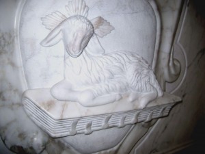 particolare di un altare realizzato in calacatta - arte pietra snc